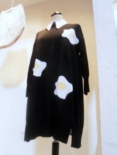 Vivetta, abito maglia con applicazione uovo e camicia, 2015 - Mostra Il gusto della Contaminazione - MO - 28 maggio- 19 luglio 2015